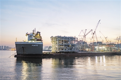 全球首座一体化建造LNG工厂首个核心工艺模块在青岛西海岸新区启航 侯宪鹏摄