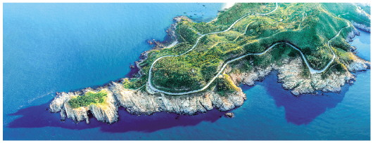 鸟瞰威海千里山海自驾旅游公路。
