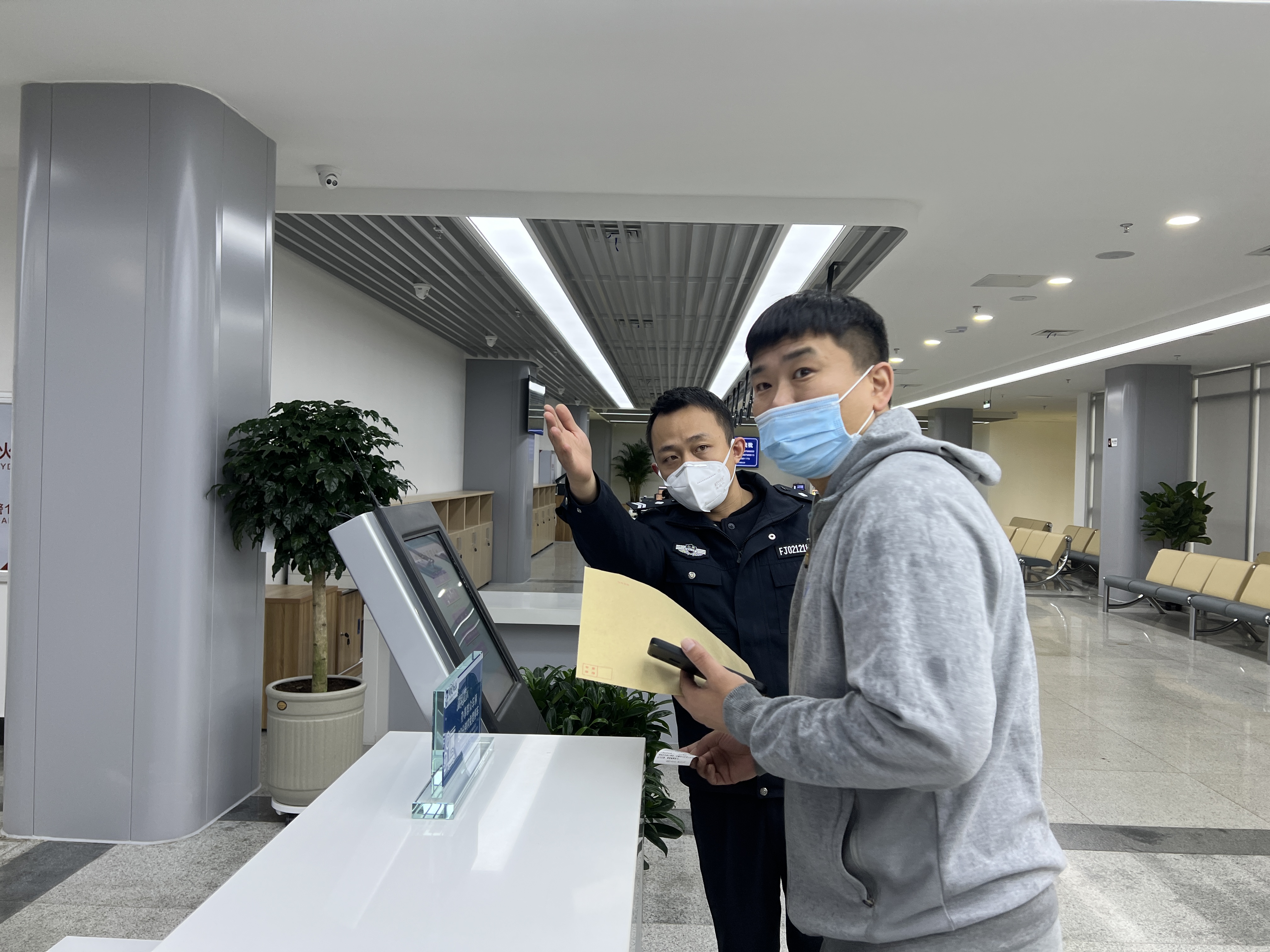 长江路派出所民警引导市民办理业务。