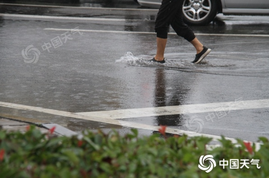 10月2日，山东威海雨势较强。（图/宋永强）

