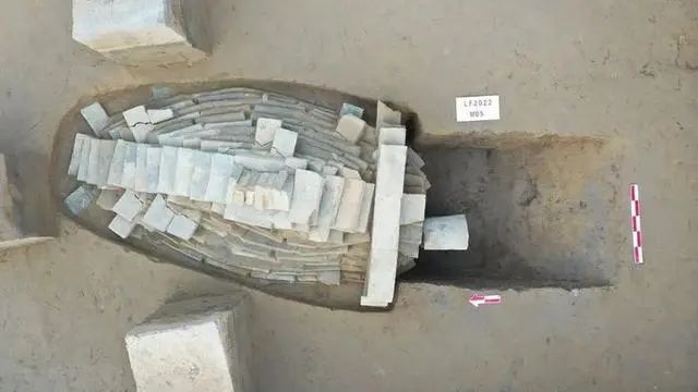 带墓道舟形墓
