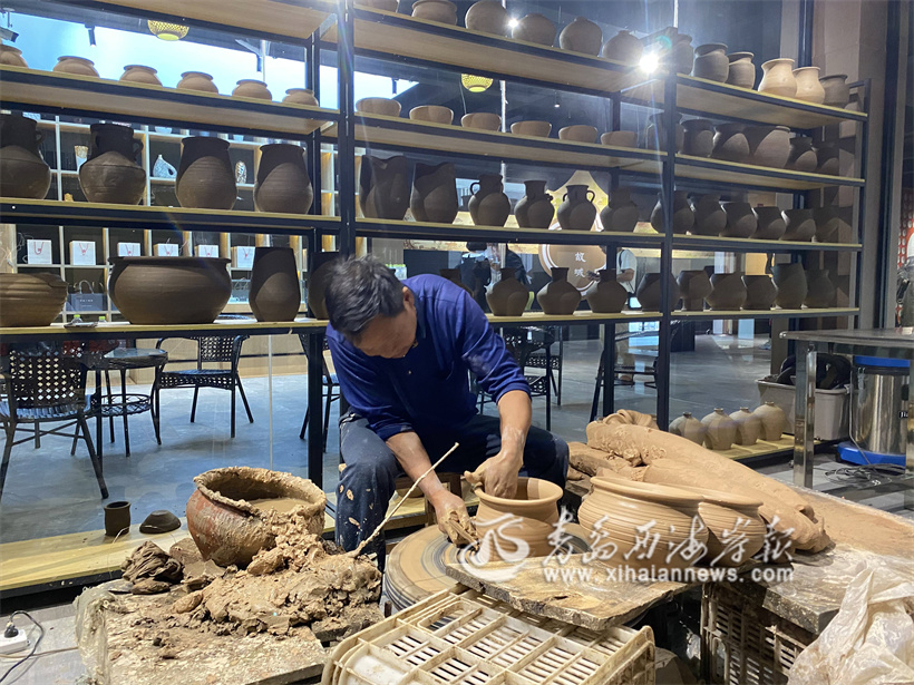 匠人制作陶瓷。