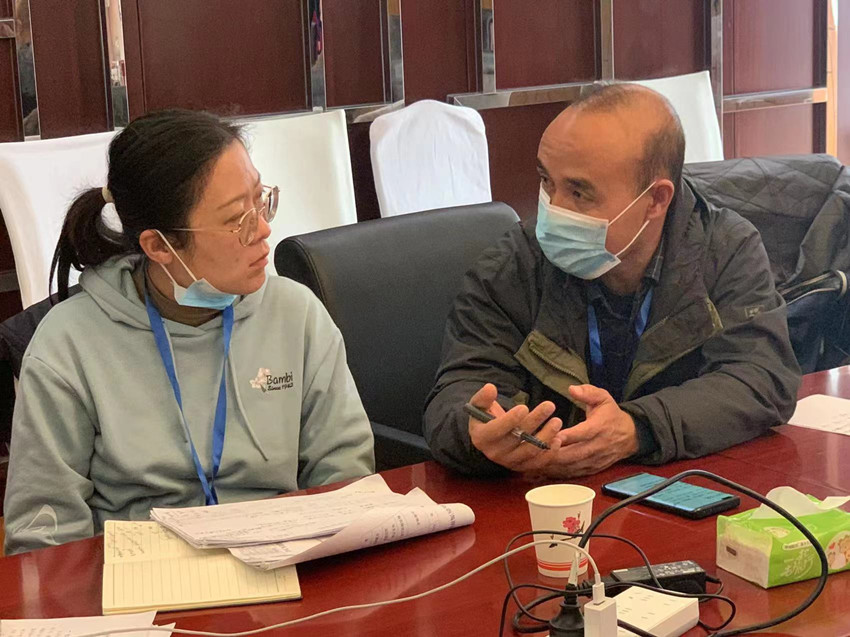 刘汉森在专题会议上梳理车辆通行证发放细节。