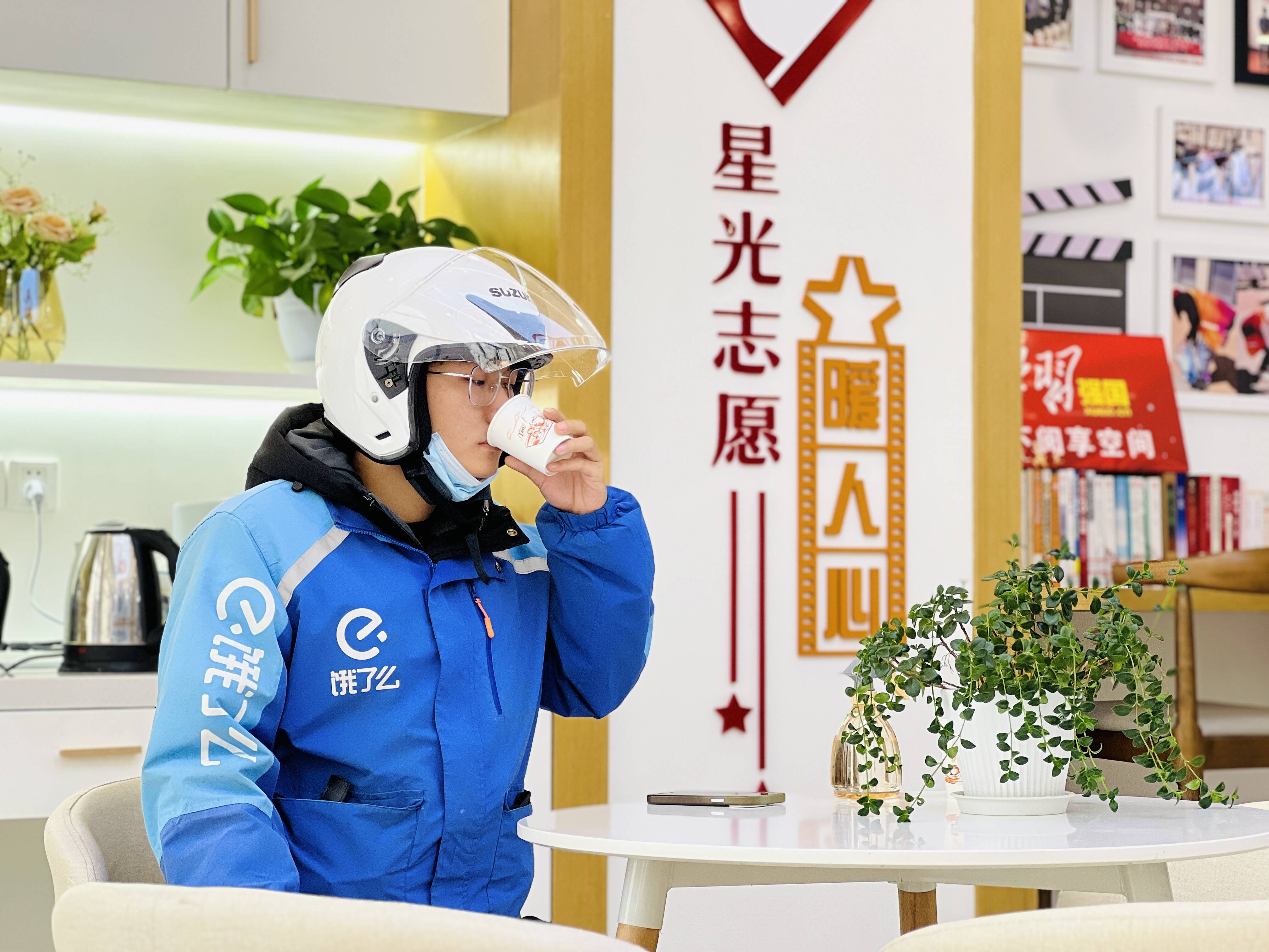 靳继莹在驿站内喝水休息。记者 陈蔚 摄