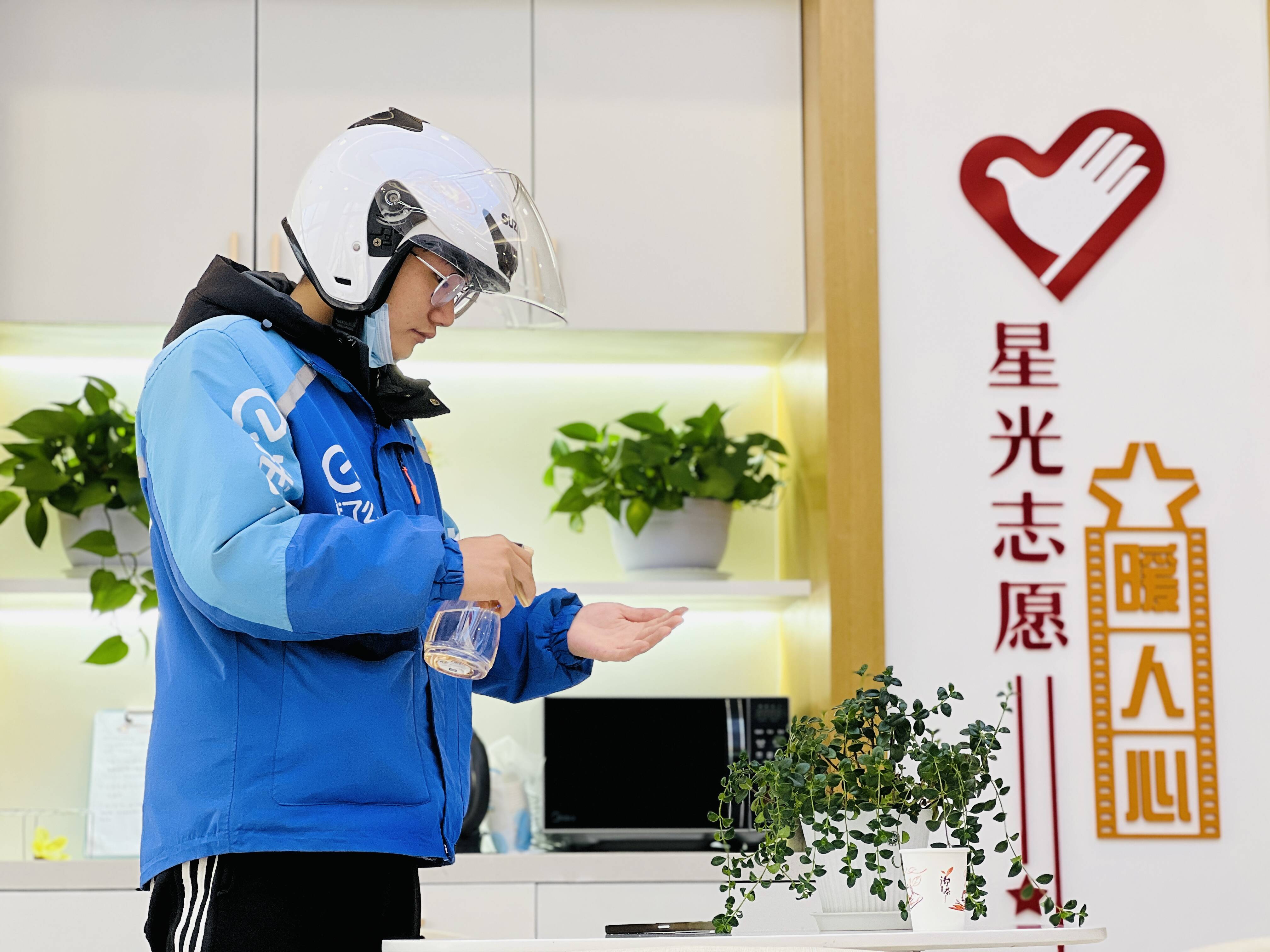 靳继莹正在驿站内进行手消毒。记者 陈蔚 摄