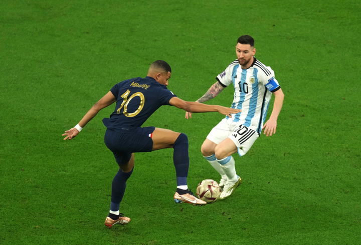 阿根廷队球员梅西（右）在比赛中与法国队球员姆巴佩拼抢。新华社记者 潘昱龙 摄