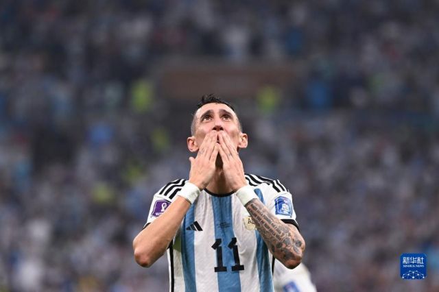 12月18日，阿根廷队球员迪玛利亚在比赛中进球后庆祝。新华社记者 李尕 摄