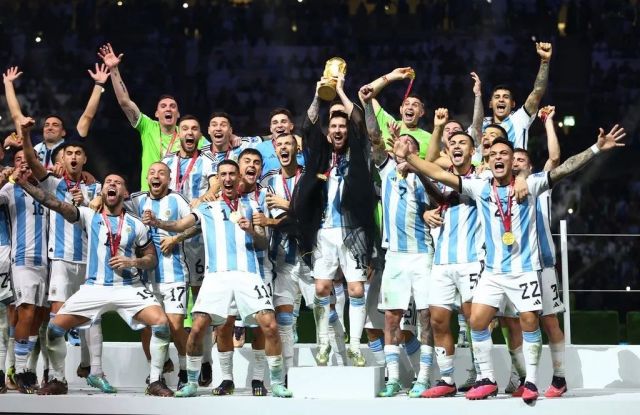 当地时间12月18日，阿根廷队在卡塔尔世界杯决赛中击败法国队并夺冠后，梅西手捧奖杯