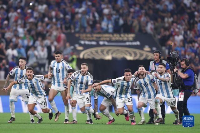 12月18日，阿根廷队球员在比赛后庆祝胜利。新华社记者 曹灿 摄