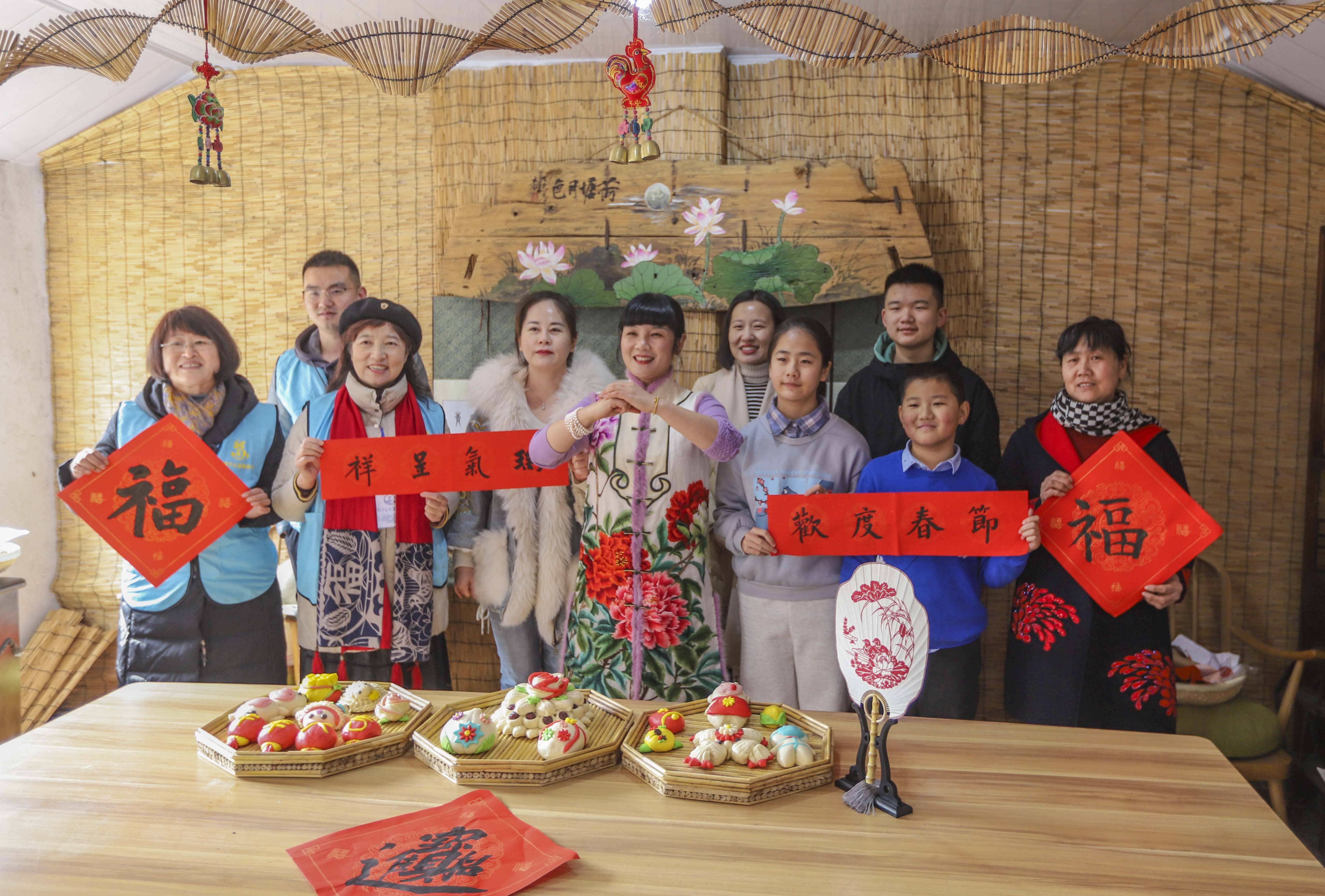 ▲徐村村民在特色小院中录制春节祝福