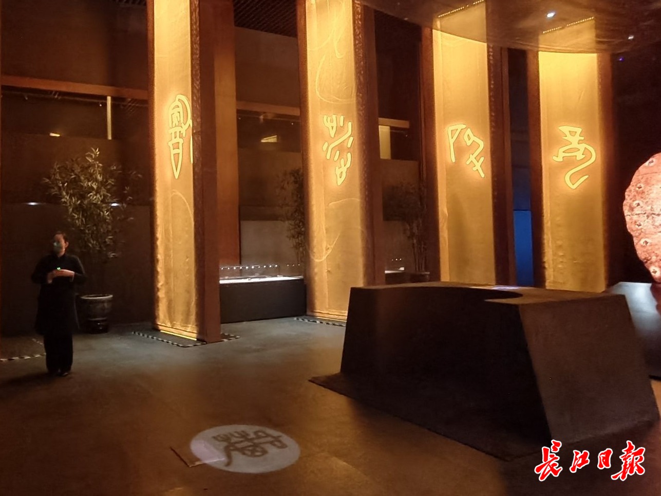 殷墟甲骨展示的商代文化神秘精深。记者柯立 摄