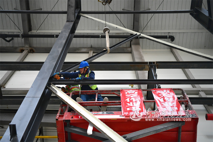 刘作勇和工友正在进行钢梁的吊装和焊接。李亮 摄