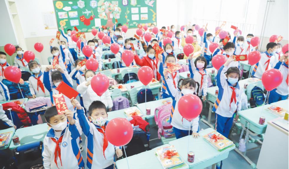 朝阳小学学生展示老师送上的特殊开学礼——心愿红包。记者 王培珂 摄