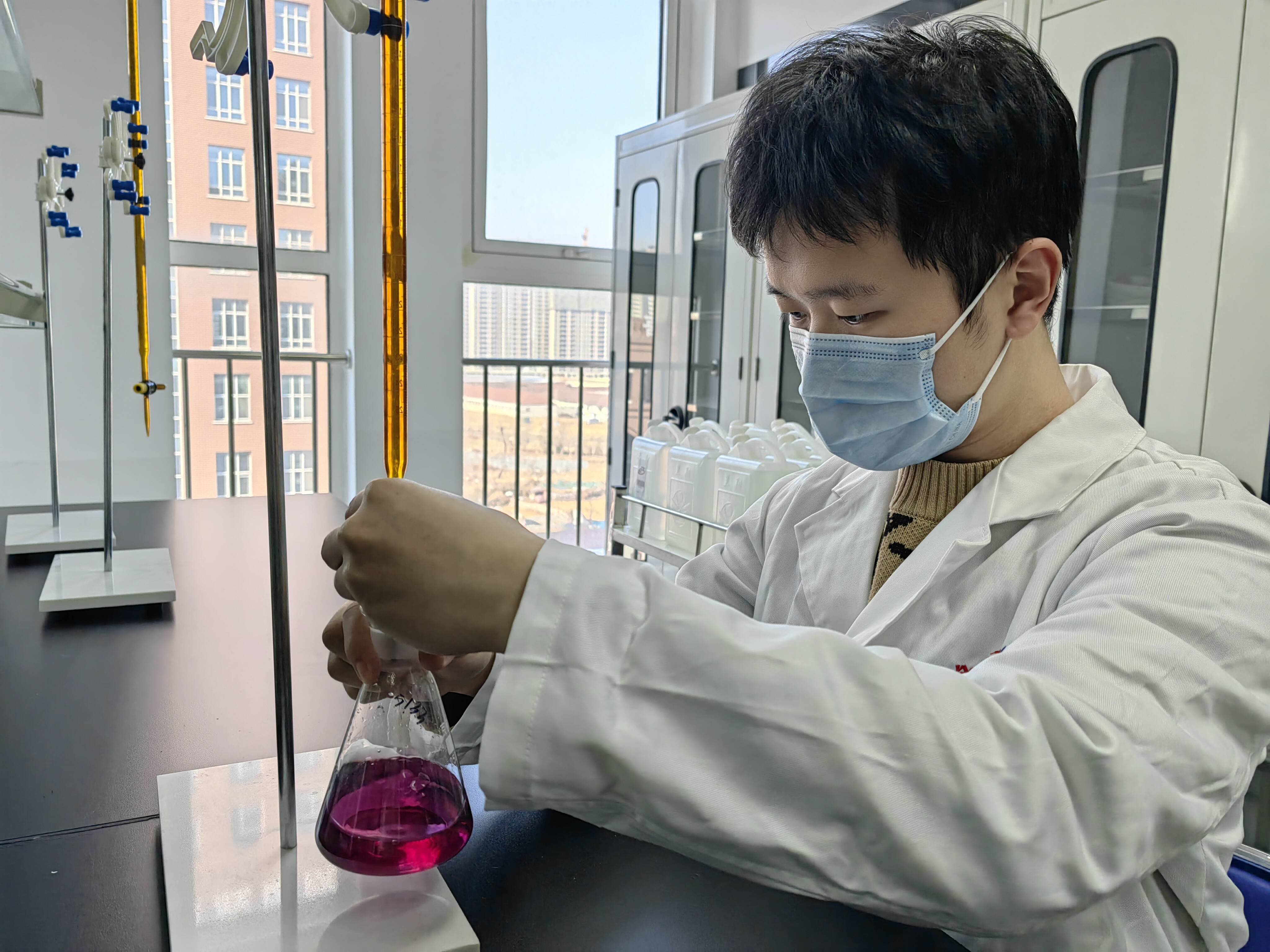 李雨墨认真完成本职工作，全力把好生物安全关、检测能力关。