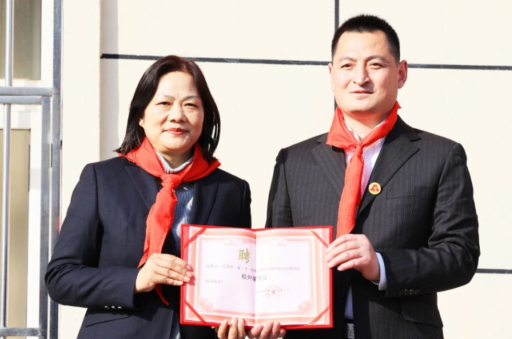 李桂臣（右）受聘成为黄浦江路小学校外辅导员。记者 丁一 摄