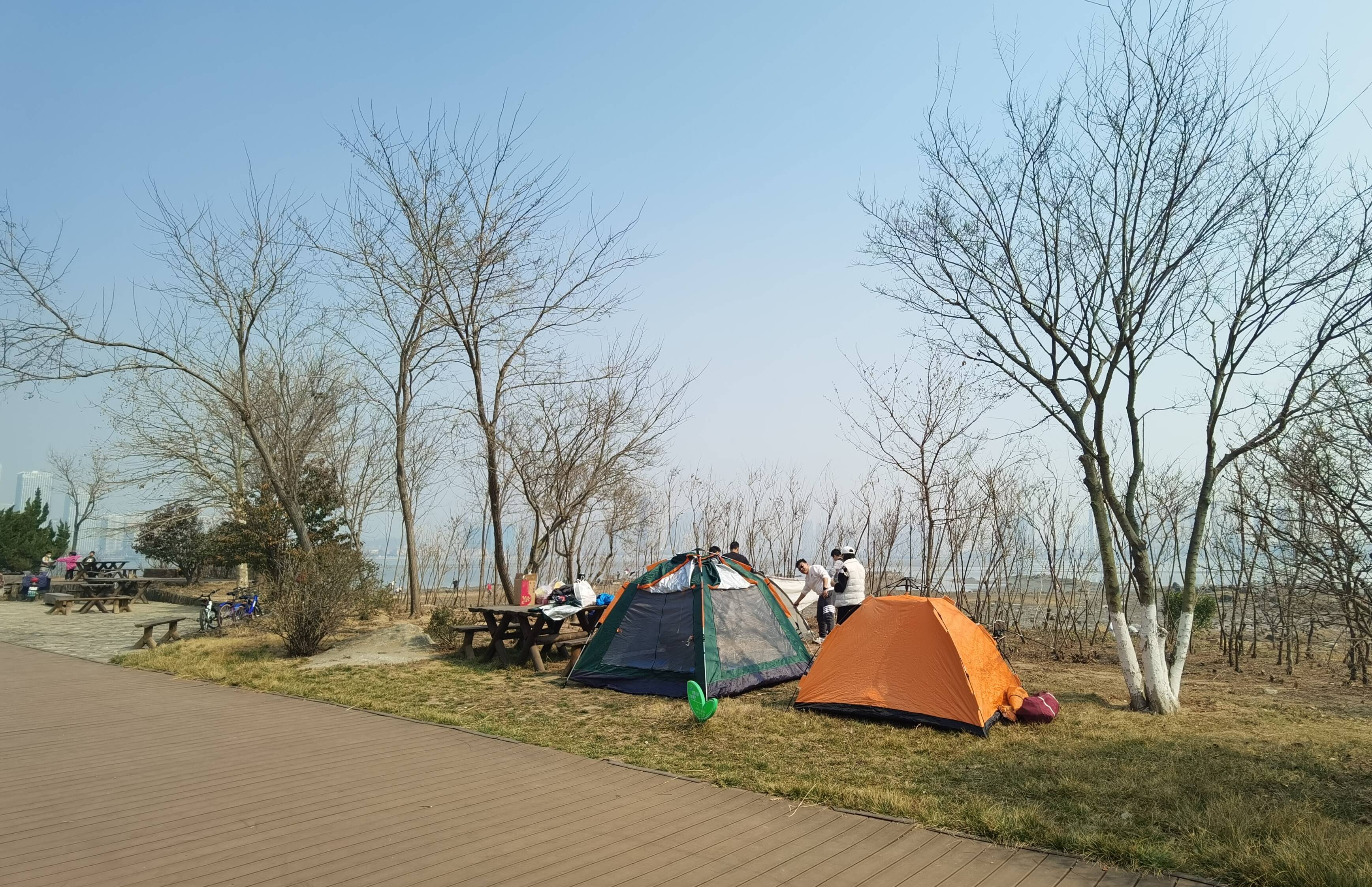 市民在唐岛湾南岸的草坪悠闲露营。记者 李涛 摄