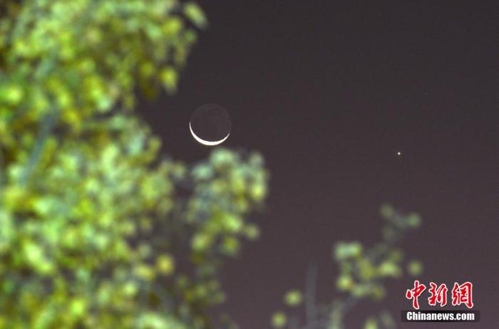 资料图：新疆库尔勒市东南方低空出现“金星合月”的浪漫天象。确·胡热 摄