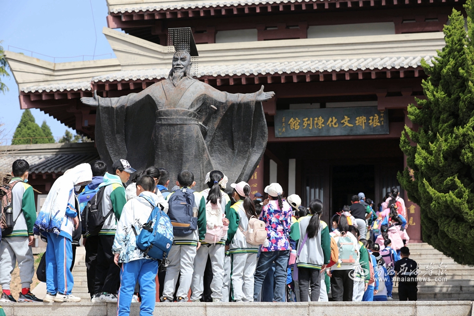 研学团学生参观“千古一帝秦始皇”青铜铸像。记者 李亮 摄