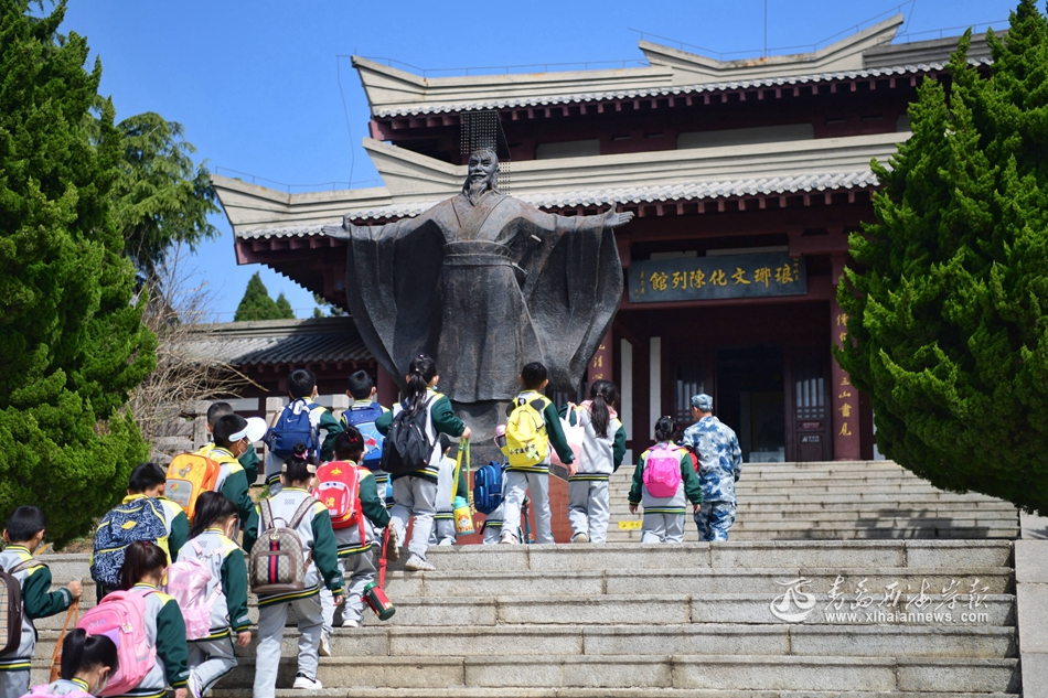 研学团学生参观琅琊文化陈列馆。记者 李亮 摄