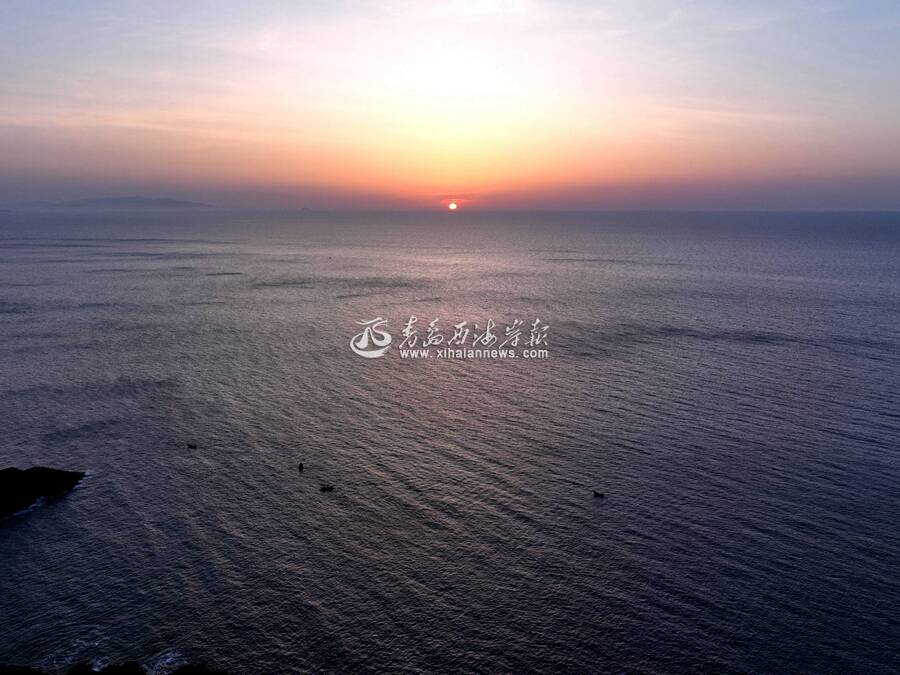 朝阳从海天相接处冉冉升起。