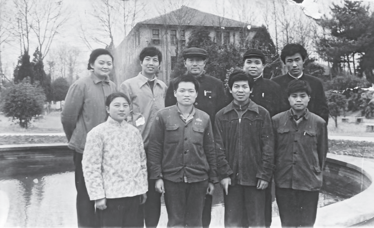 魏志毅（后排右二）与吴光辉（后排左二）在毕业设计期间的合影。（受访者供图）