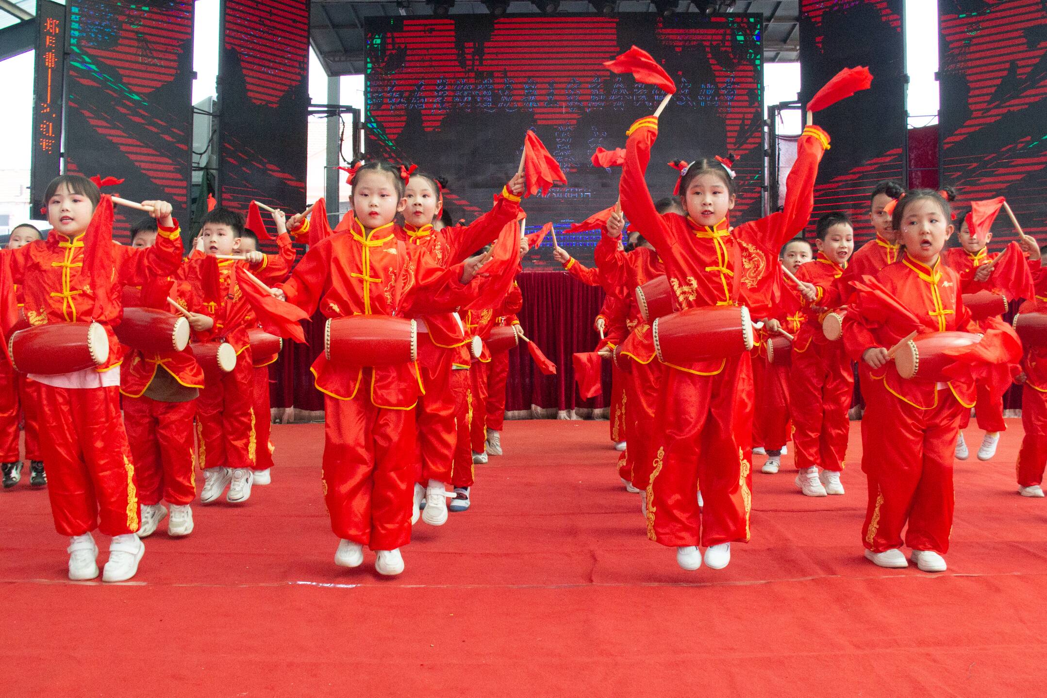 龙泉王家庙会民俗文化节开幕式上，小朋友带来精彩的文艺表演。