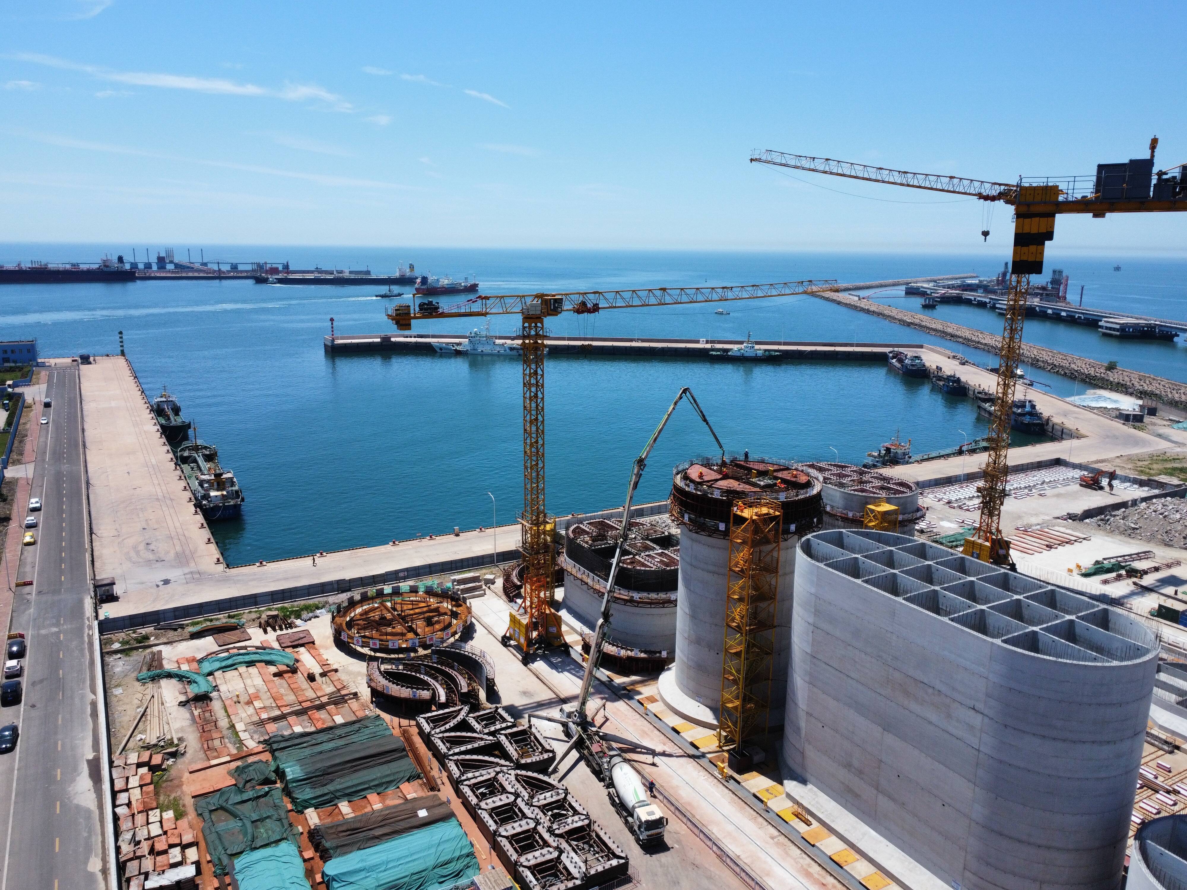 董家口港区第二座40万吨级矿石泊位工程首个沉箱正式封顶。