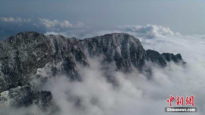资料图：图为航拍峨眉山云雾飘渺的一角。中新社记者 刘忠俊 摄