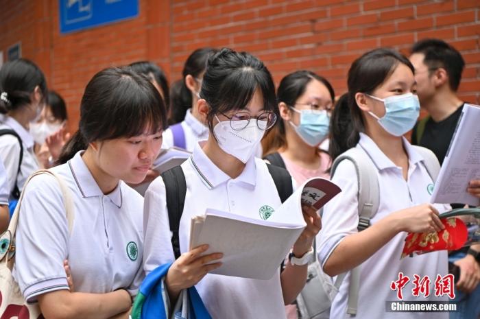 6月7日，广东省广州市，开考前，考生在第七中学高考考场外复习。中新社记者 陈骥旻 摄