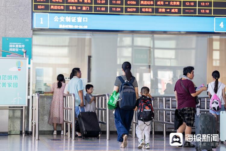 图：办理过居民身份证的儿童，这类儿童旅客购票后未携带或丢失居民身份证可以在车站公安制证口或者通过铁路12306APP办理临时乘车身份证明。（海报新闻记者 毕胜 摄）