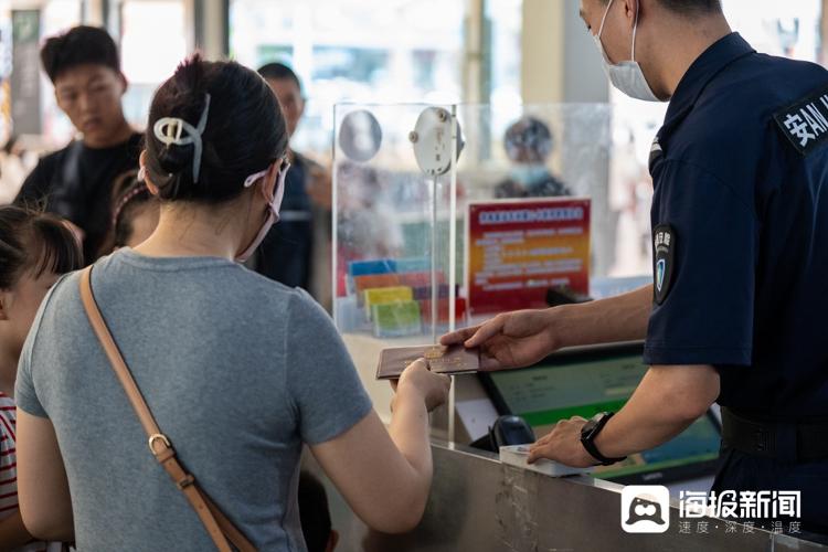 图：儿童有效身份证件有：中华人民共和国居民身份证（含中华人民共和国临时居民身份证）、居民户口簿、中华人民共和国护照、中华人民共和国出入境通行证、中华人民共和国旅行证、新生儿出生医学证明、公安机关出具的临时乘车身份证明、中华人民共和国港澳居民居住证、中华人民共和国台湾居民居住证、港澳居民来往内地通行证、往来港澳通行证、大陆居民往来台湾通行证、台湾居民往来大陆通行证、外国人永久居留身份证、外国人护照、外国人出入境证等。（海报新闻记者 毕胜 摄）