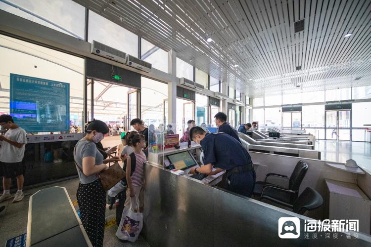 图：7月20日起，儿童（含免费乘车儿童）乘车时，必须携带有效身份证件才能进站乘车。（海报新闻记者 毕胜 摄）