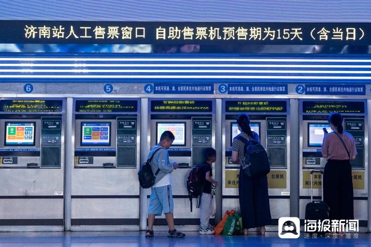 图：正值暑期，在济南火车站，许多家长带着孩子一起出行。（海报新闻记者 毕胜 摄）