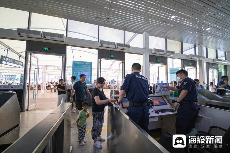 图：记者在济南火车站看到，提供儿童身份证明时需要提供身份证明原件。（海报新闻记者 毕胜 摄）