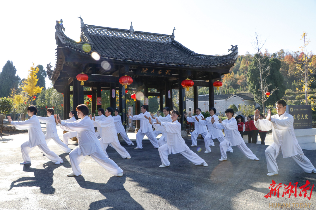 ▲太极拳爱好者在国家4A级旅游景区龙家大院晨练