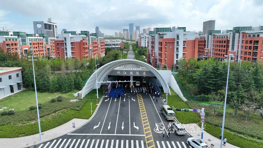 珠江路隧道正式通车，成为西海岸新区第三条东西向主干道。记者 李亮 摄
