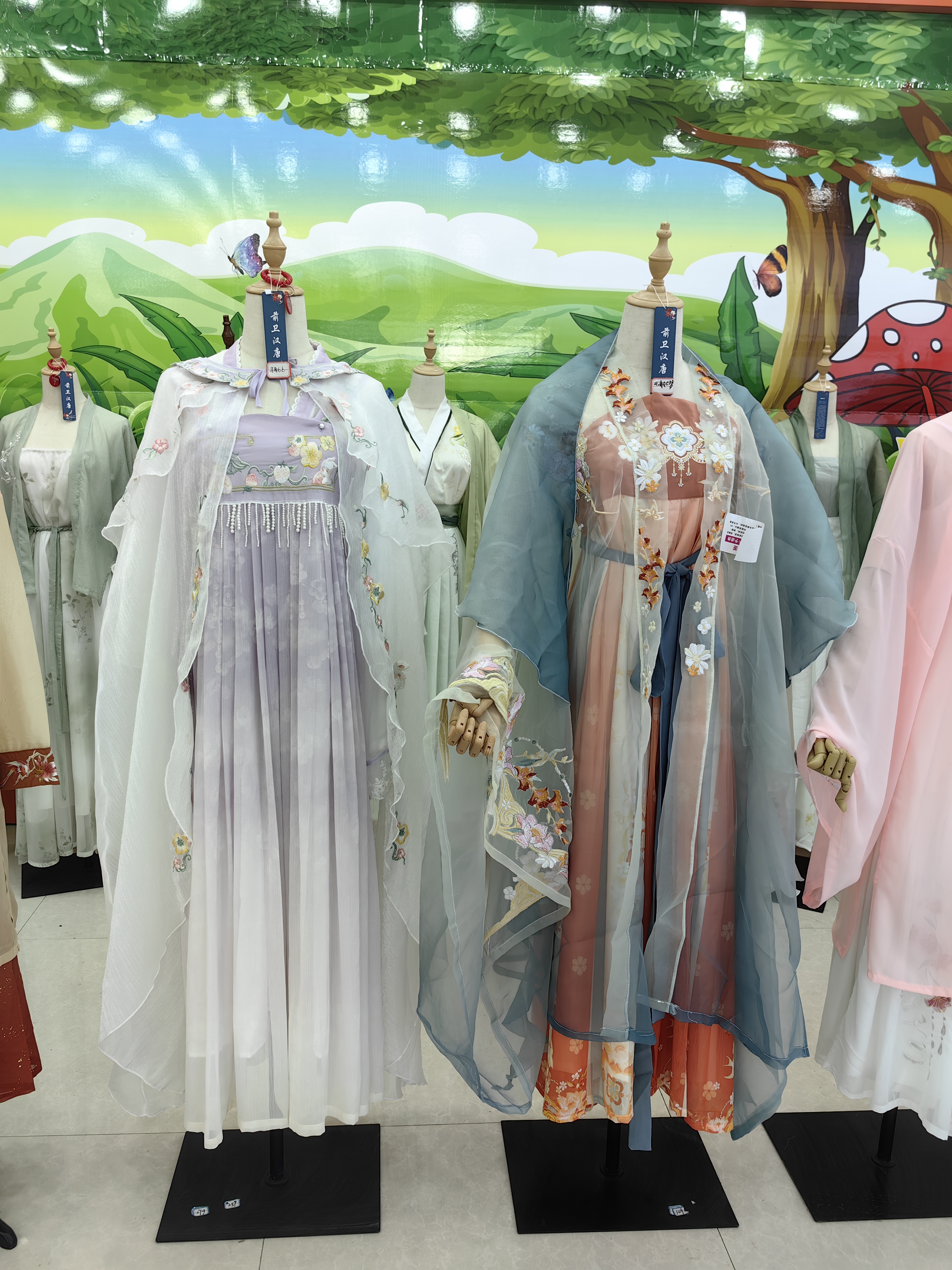 7月25日，曹县一家生产汉服的公司展厅内展示的各种汉服。新华社记者 贾云鹏 摄