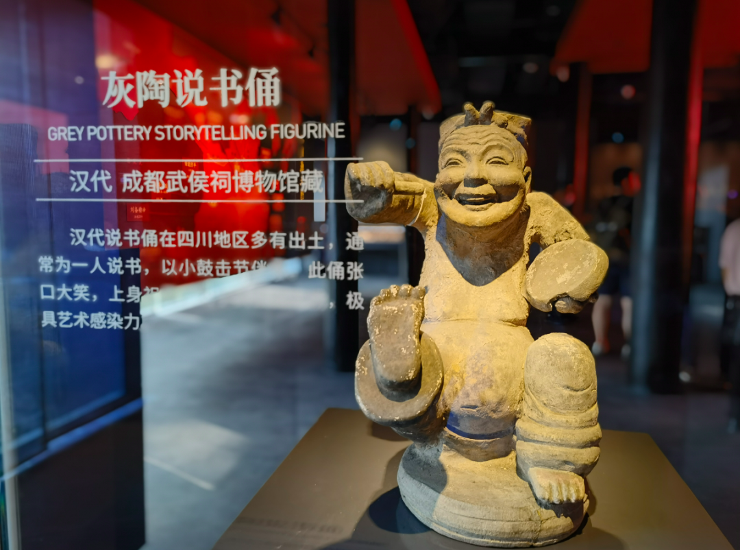 ▲武侯祠博物馆藏东汉灰陶说唱俑（又称“说书俑”）