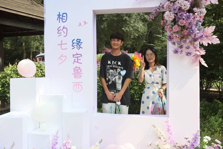 “肩并肩”打卡留念