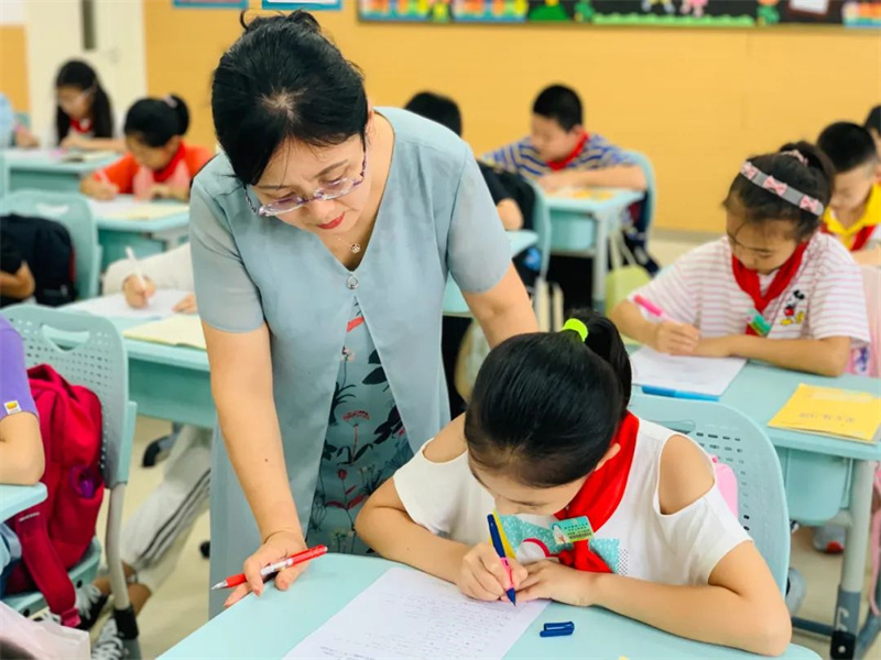 全国优秀班主任、香江路第二小学教师薛莲华辅导学生。