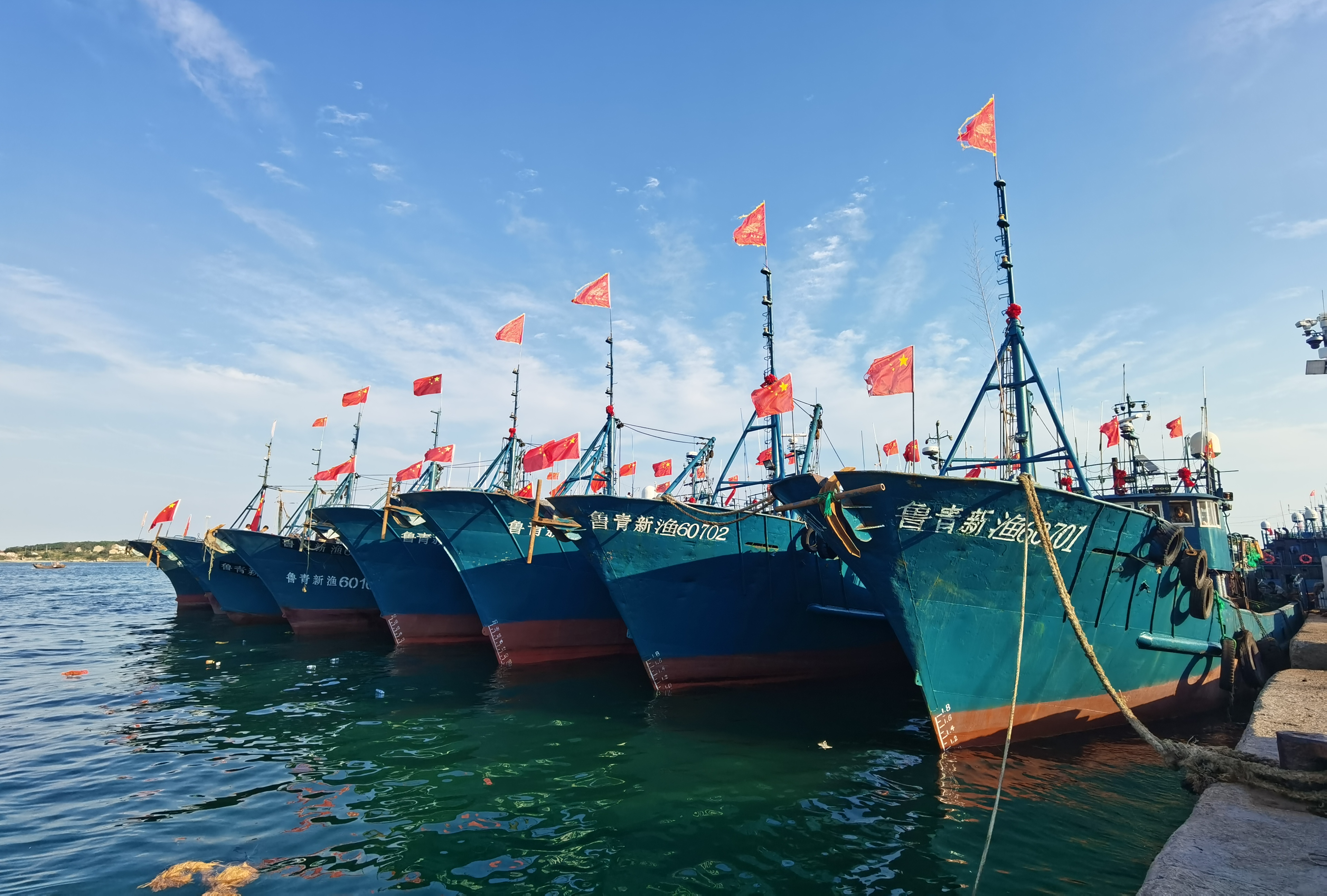 在琅琊码头，渔船整装待发，静候开渔。