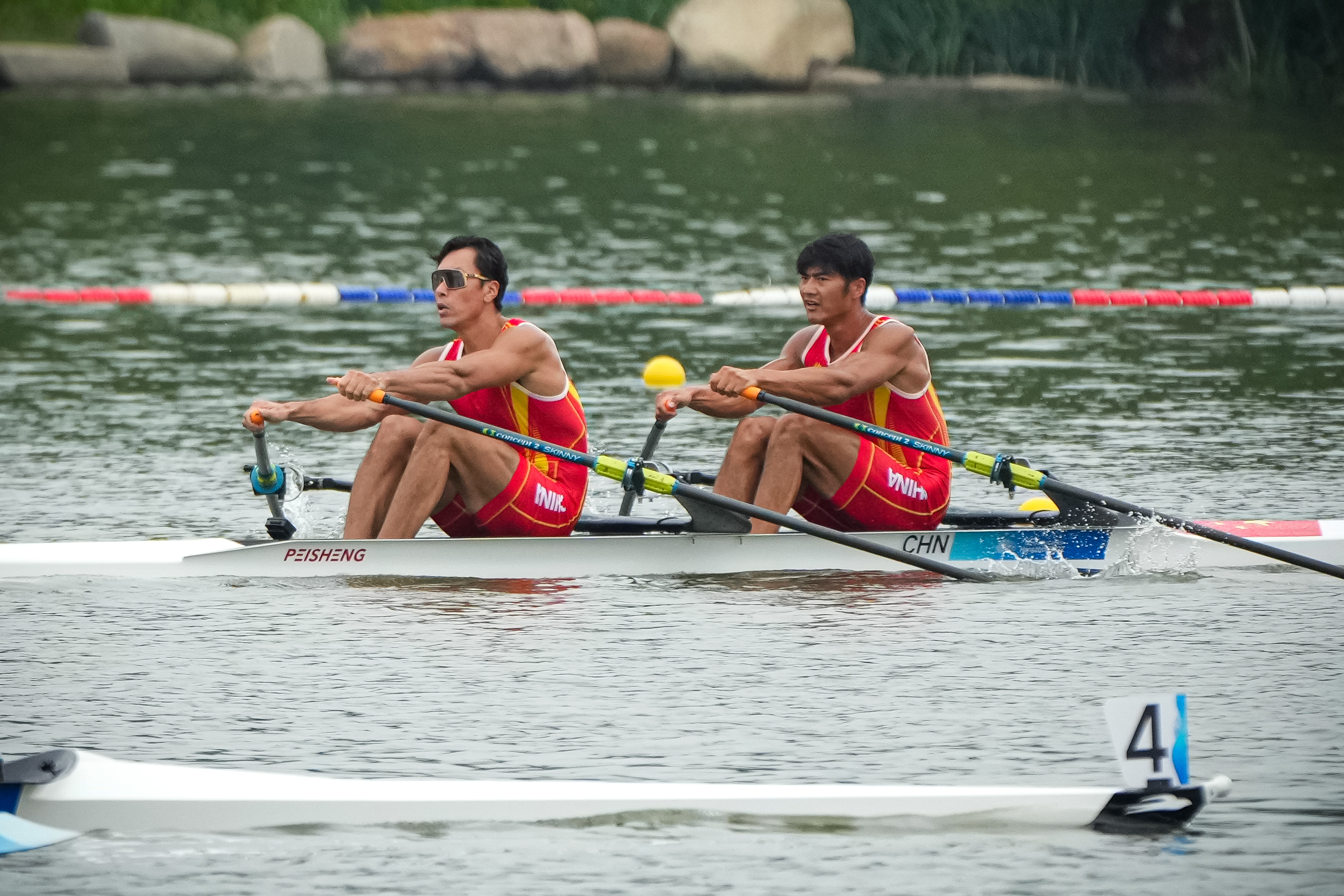 9月20日，中国组合刘治宇（右）、张亮在杭州亚运会赛艇男子双人双桨预赛中。他们以6分22秒76的成绩晋级决赛。新华社记者 江汉 摄