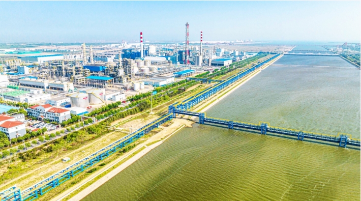 董家口化工园区内，53公里长的公共管廊串联起30多家企业。