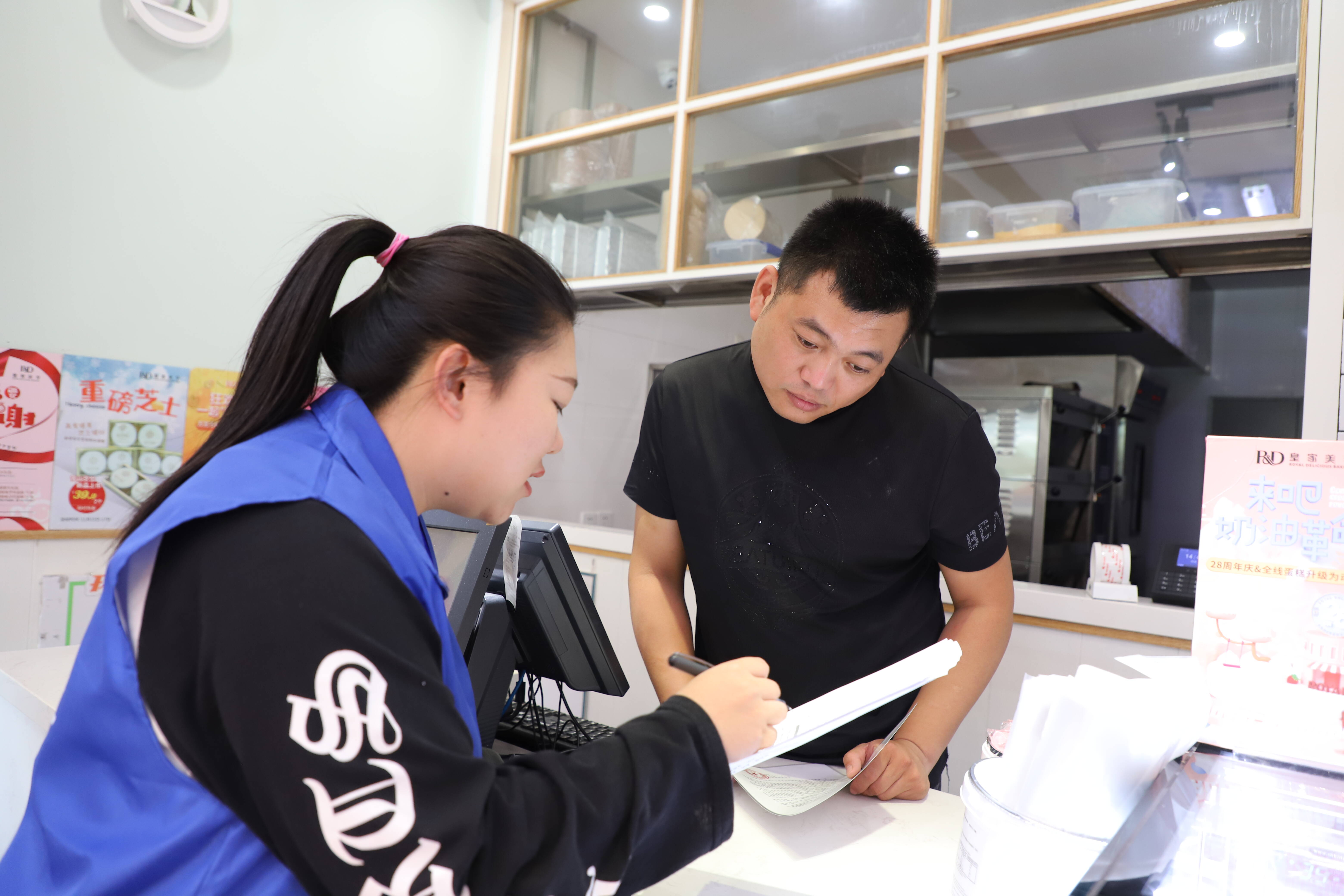 普查员统计个体经营户信息。记者 陈蔚 摄