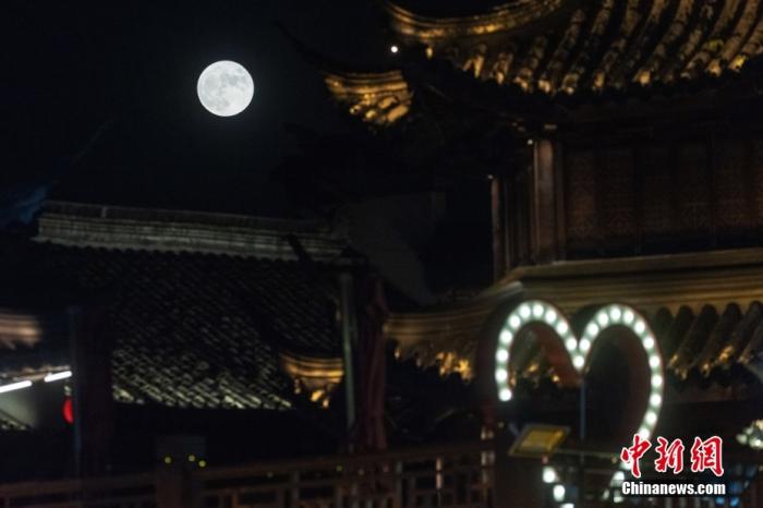 资料图：中秋之夜，一轮明亮的圆月高悬南京上空。 中新社记者 泱波 摄