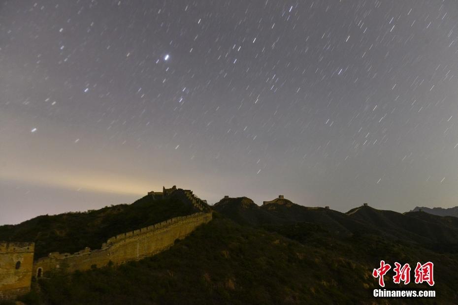 资料图：2022年4月22日午夜至23日凌晨，河北省承德市滦平县，天琴座流星雨划过金山岭长城上空。图片来源：视觉中国