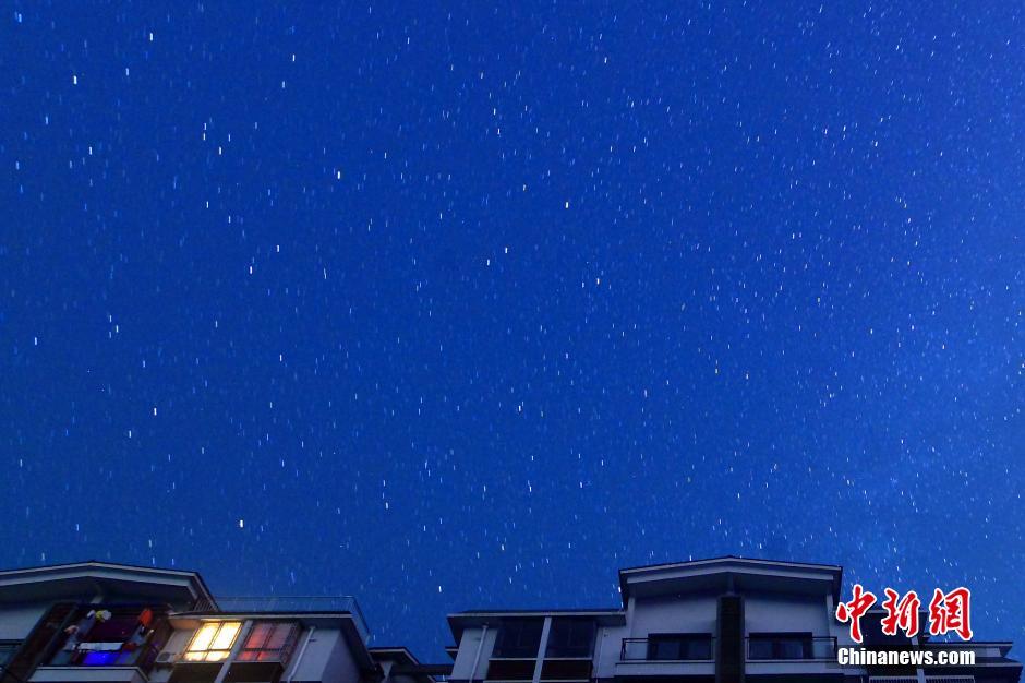 资料图：2014年10月21日，在重庆万州区上空拍摄的猎户座流星雨。中新社发 赵俊超 摄