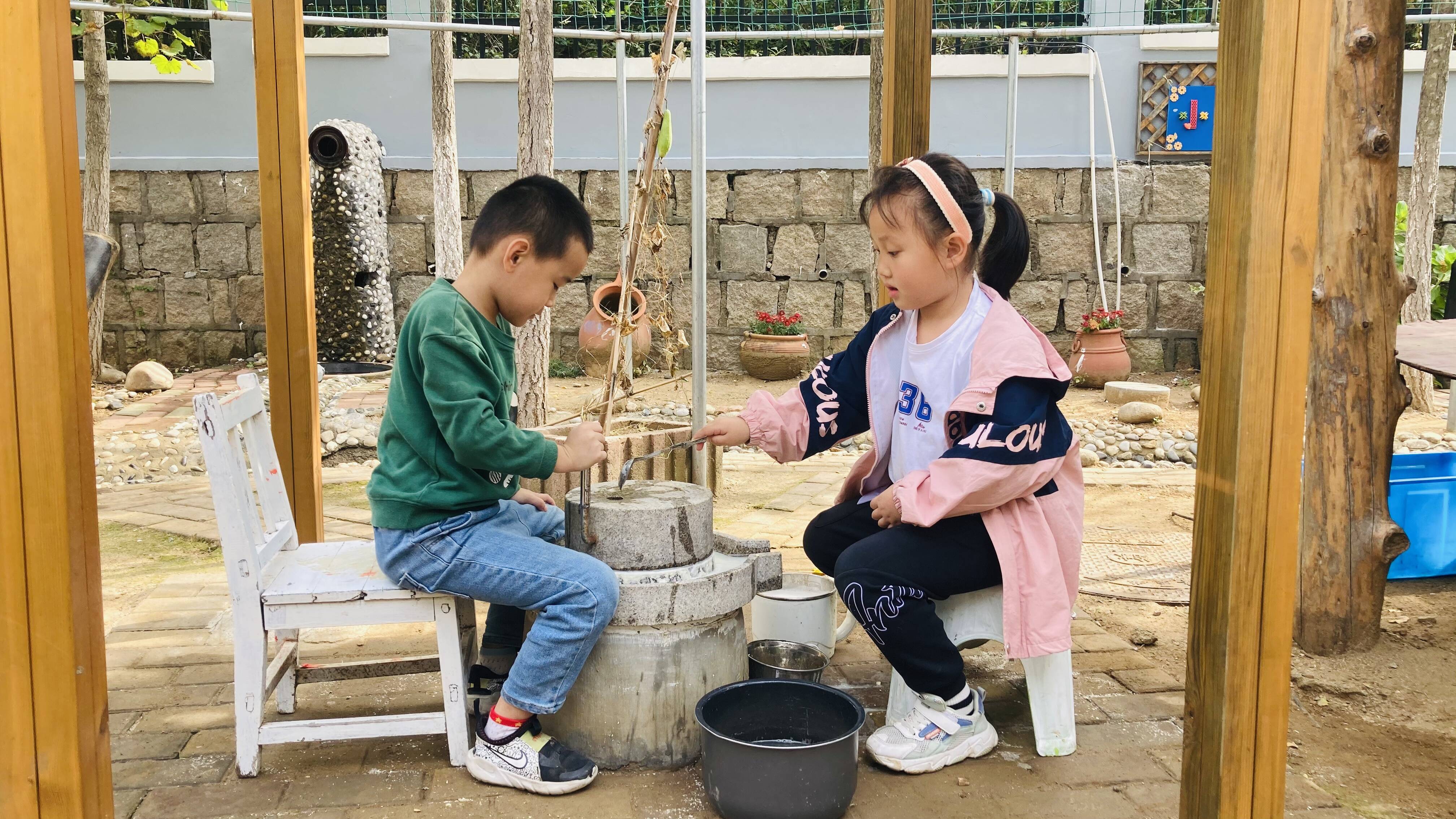孩子们在开心小农场磨小豆腐。记者 丁霞 摄