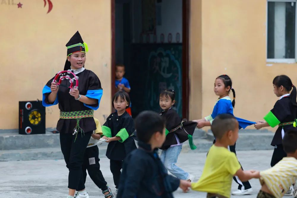 9月7日，在贵州省榕江县两汪乡，柳吉小学教师王章艳带领学生在课间玩游戏。新华社记者 刘续 摄