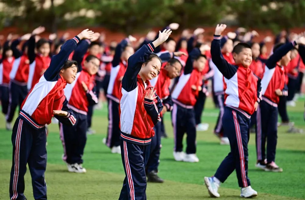 5月17日，乌兰浩特市山城路小学学生展示课间戏曲操。新华社发（王正摄）
